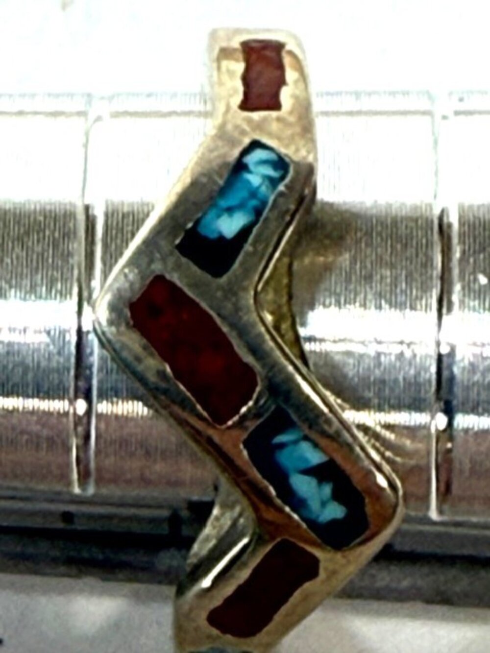 Alpaca silver and crushed turquoise and coral geometric ring. - Picture 5 of 5